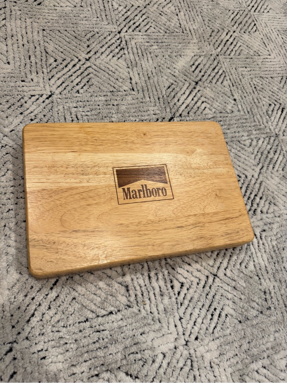 Marlboro Wooden Poker Chip Set with Red, Black & Cream Chips - Picture 5 of 8